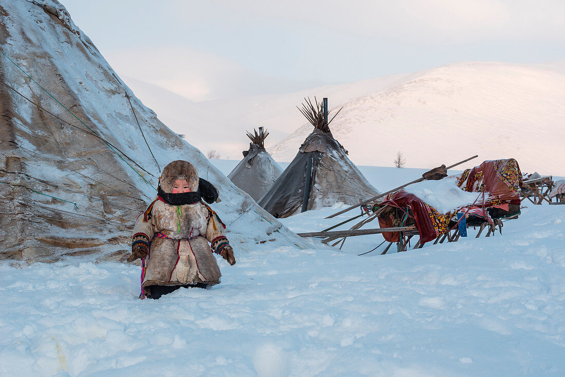Ein kleiner Junge im Lager der nomadischen Rentierhirten. Polar Ural, Yamalo-Nenets autonomer Okrug, Sibirien, Russland