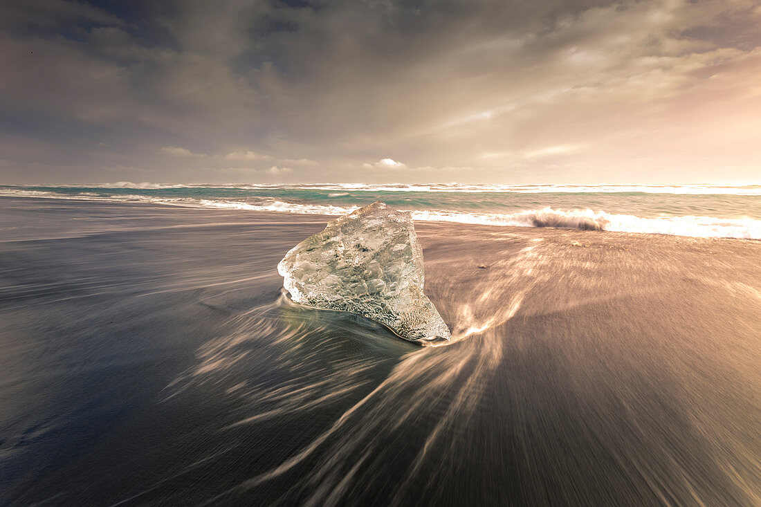 Jokulsarlon Lagune während eines bewölkten Sonnenuntergangs, Südisland