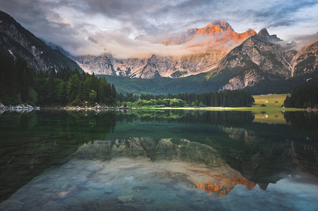 Überlegener Fusine See mit Mount Mangart auf dem Hintergrund. Naturpark Fusine Lakes, Tarvisio, Provinz Udine, Friaul Julisch Venetien, Italien.