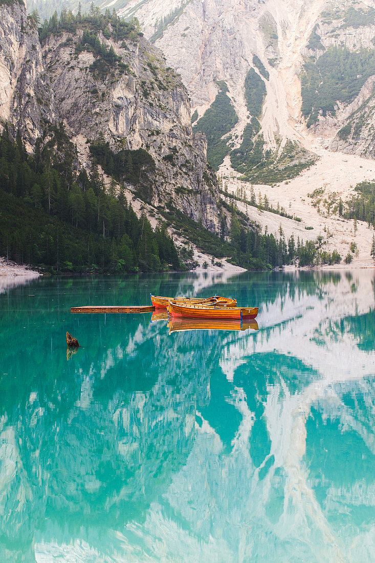 Braies See bei Sonnenaufgang. Naturpark Fanes Sennes Braies, Südtirol, Italien