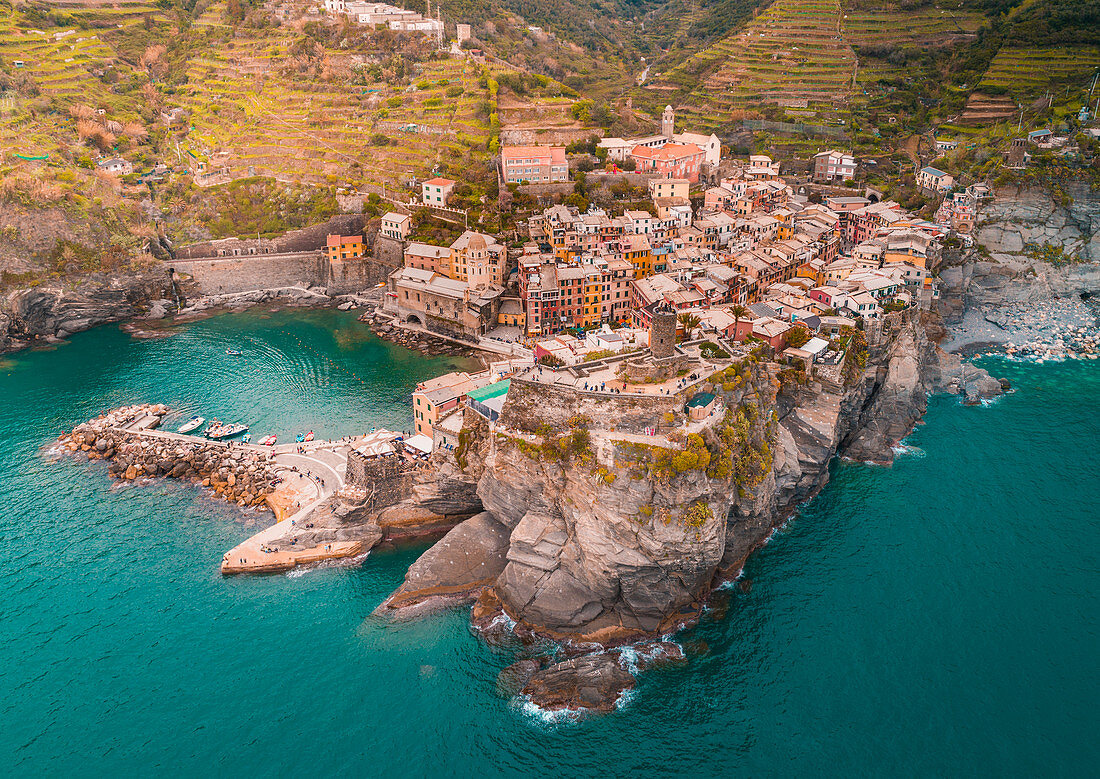 Luftaufnahme von Vernazza, einem kleinen und farbenfrohen Dorf im Naturpark Cinque Terre. Provinz La Spezia, Ligurien, Italien