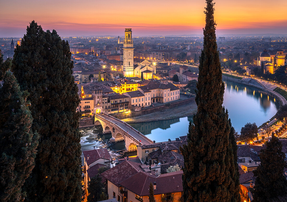 Stadt Verona während des Sonnenuntergangs. Verona, Venetien, Italien