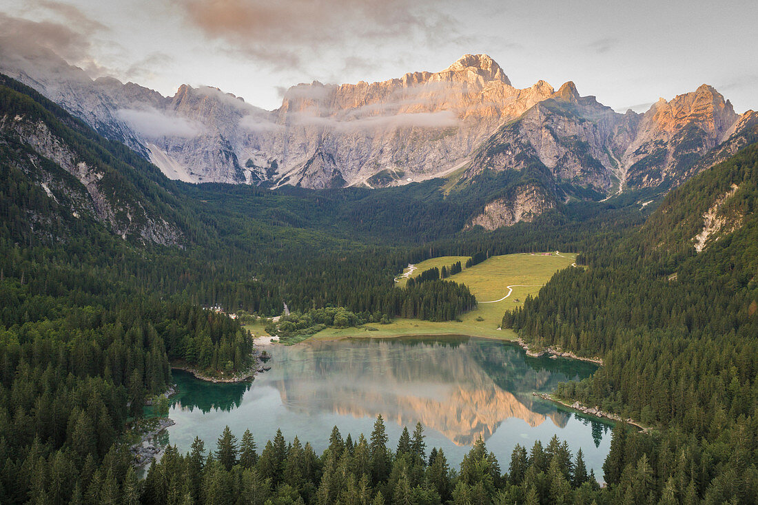 Luftaufnahme des überlegenen Fusine-Sees mit Mount Mangart auf dem Hintergrund. Naturpark Fusine Lakes, Tarvisio, Provinz Udine, Friaul Julisch Venetien, Italien.