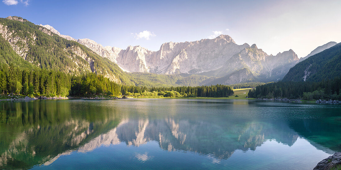 Überlegener Fusine See mit Mount Mangart auf dem Hintergrund. Naturpark Fusine Lakes, Tarvisio, Provinz Udine, Friaul Julisch Venetien, Italien.