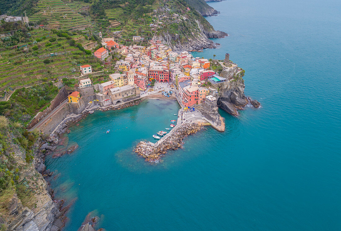 Luftaufnahme von Vernazza, Cinque Terre, Ligurien, Italien