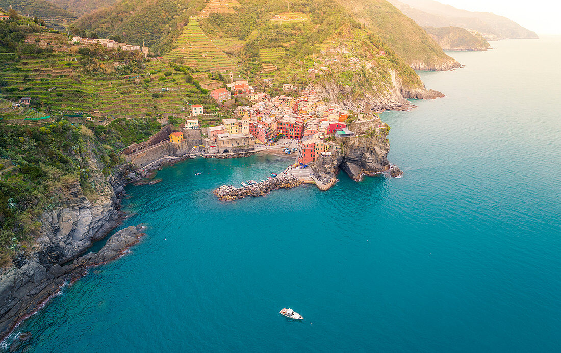 Luftaufnahme von Vernazza, Cinque Terre, Ligurien, Italien
