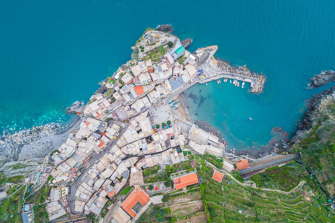 Luftaufnahme von Vernazza, Cinque Terre, Ligurien, Italien