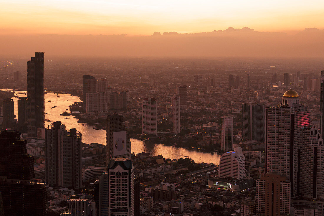 Bangkok von der Spitze des König-Macht-Mahanakon-Turms bei Sonnenuntergang, Thailand, Südostasien
