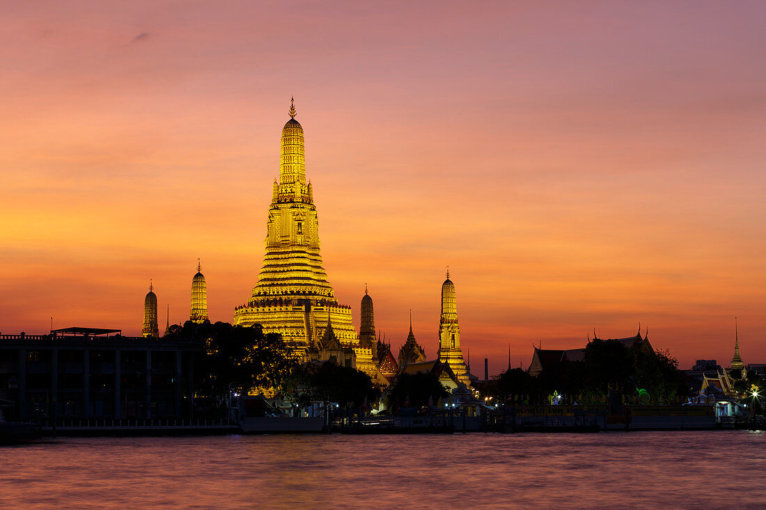 Wat Arun at sunset, Bangkok, Thailand, Asia