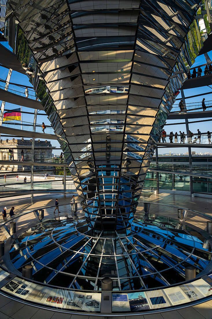 Die Reichstagskuppel ist eine Glaskuppel, die auf dem umgebauten Reichstagsgebäude in Berlin, Deutschland, Europa und Westeuropa errichtet wurde