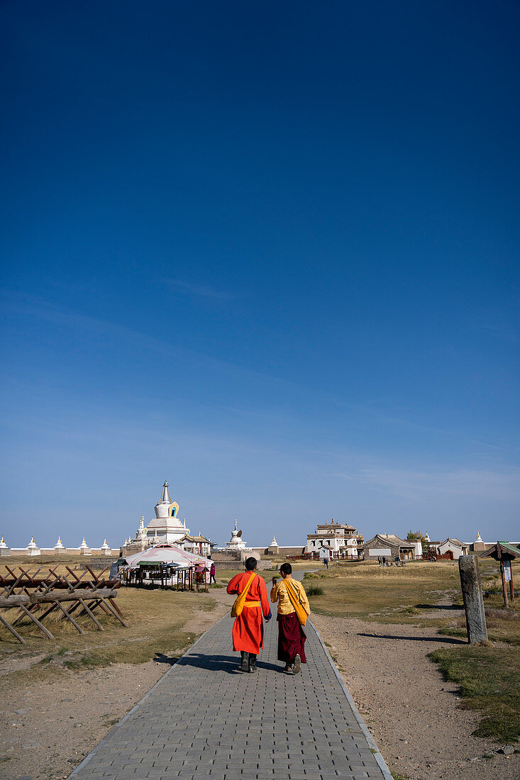 Zwei Personen im buddhistischen Kloster Erdene Zuu, Kharkhorin, Provinz Ovorkhangai, Mongolei, Mongolei, Asien, Asien.