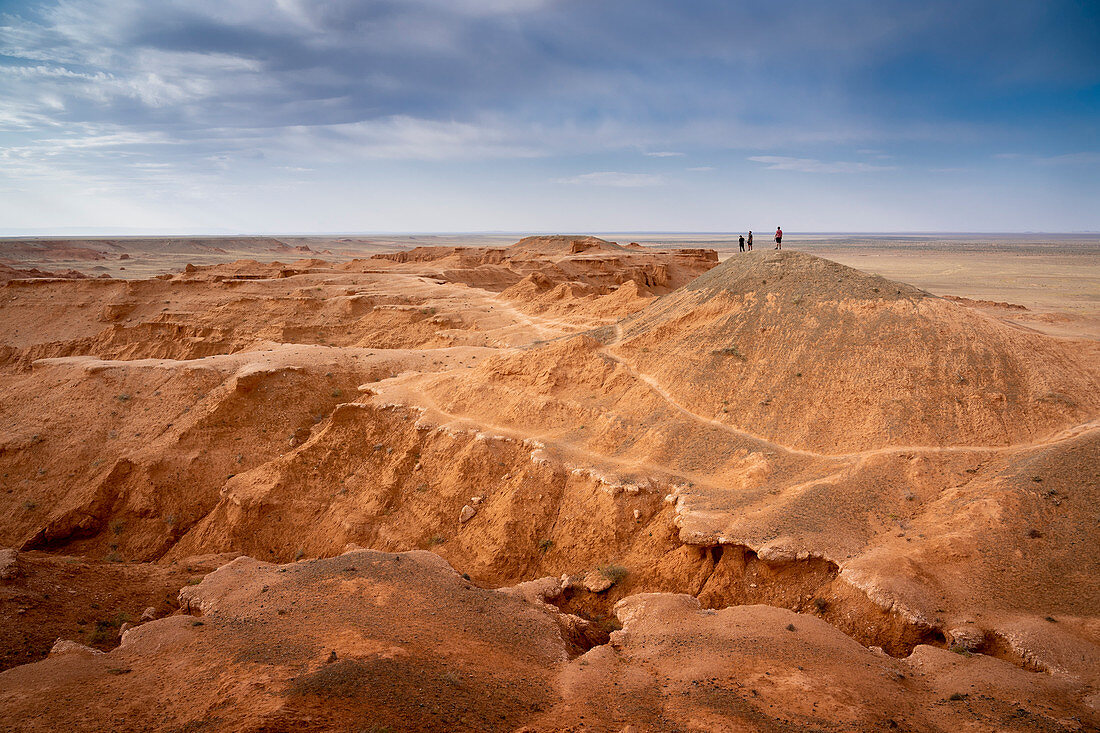 Die orangefarbenen Felsen von Bayan Zag, allgemein bekannt als Flaming Cliffs in der Wüste Gobi, Mongolei, wo wichtige Dinosaurierfossilien gefunden wurden, Mongolei, Mongolei, Asien, Asien.