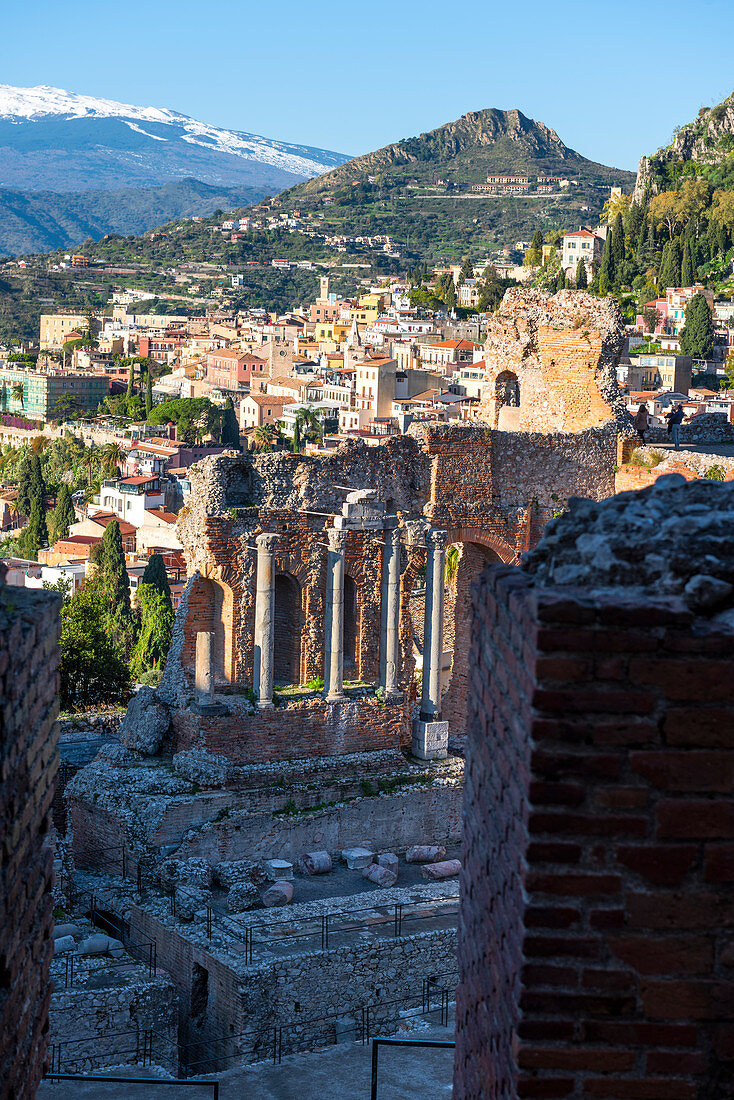 Antike Wände des Theaters Greco - Romano in der Stadt Taormina. Europa, Italien, Sizilien, Provinz Messina, Taormina