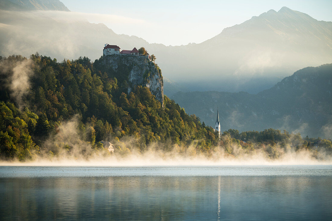 Bled Castle im Morgengrauen, Bleder See, Oberkrain, Slowenien