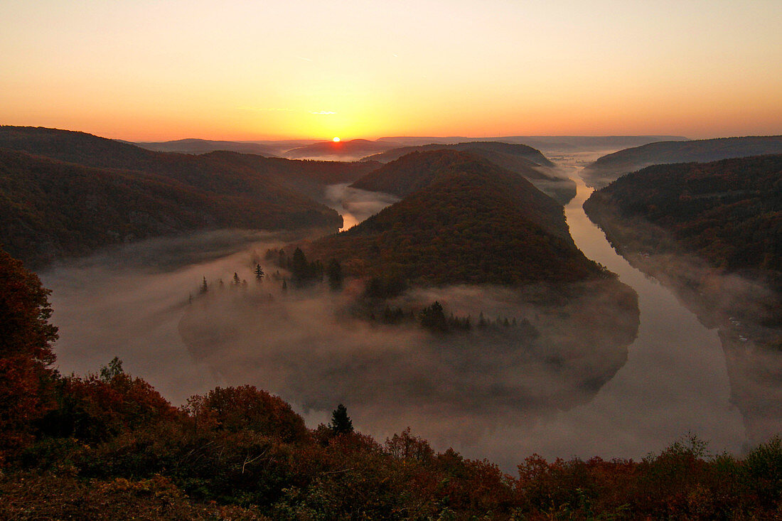 Große Schleife der Saar im Herbst, Mettlach, Saartal, Saarland, Deutschland