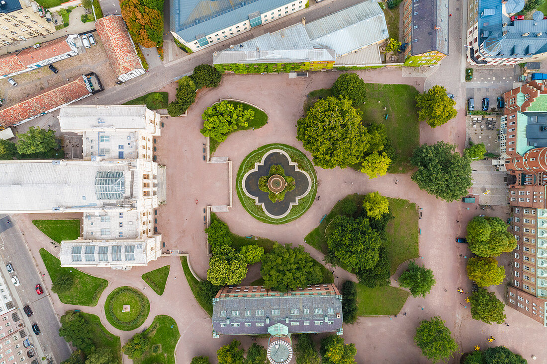 Vogelperspektive der Universität Lund in der Nähe von Malmö und des Innenhofs und des formalen Gartens.
