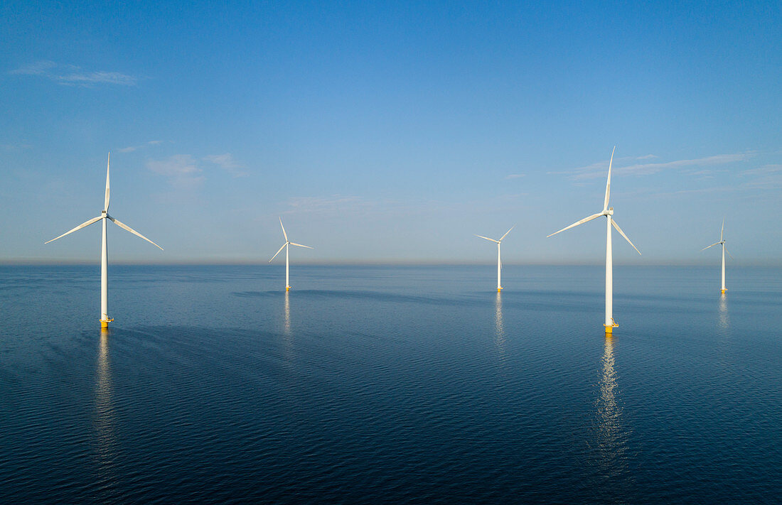 Windkraftanlagen am frühen Morgen, Flevoland, Niederlande.