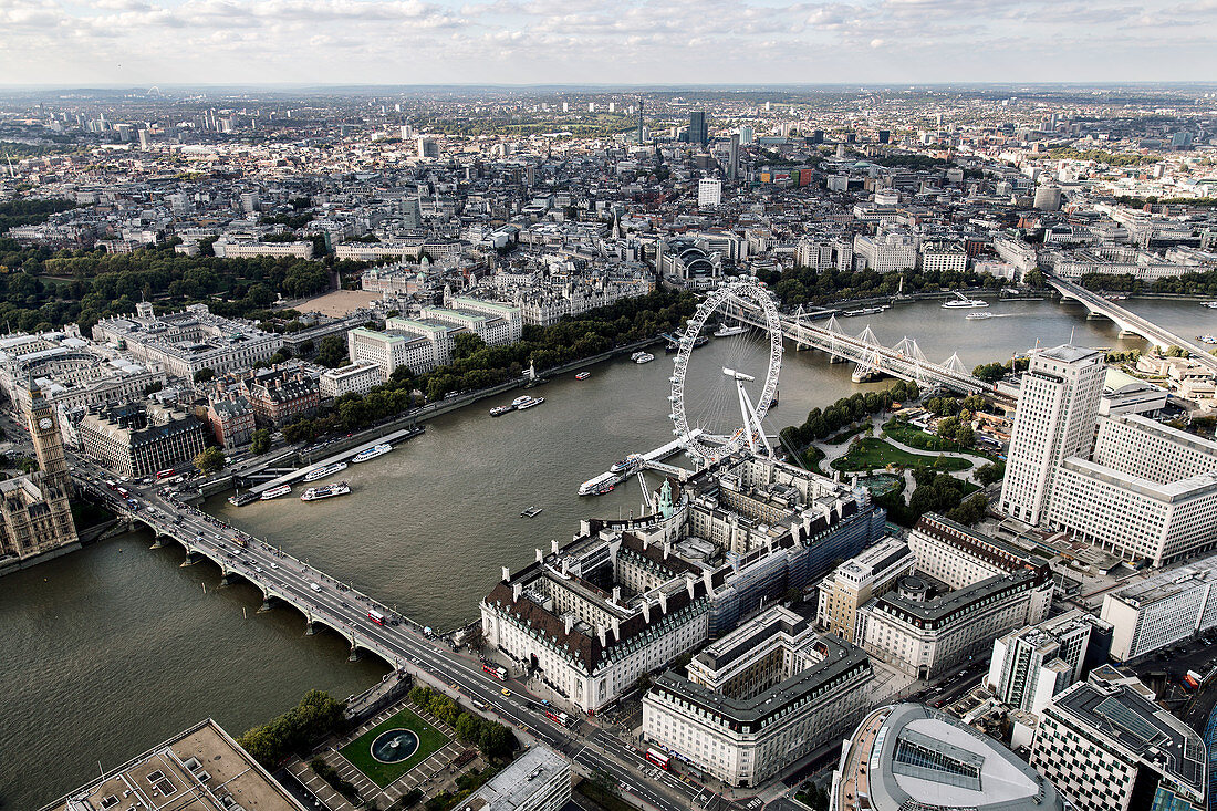 Luftaufnahme des London Eye, der London Bridge und der Themse in London