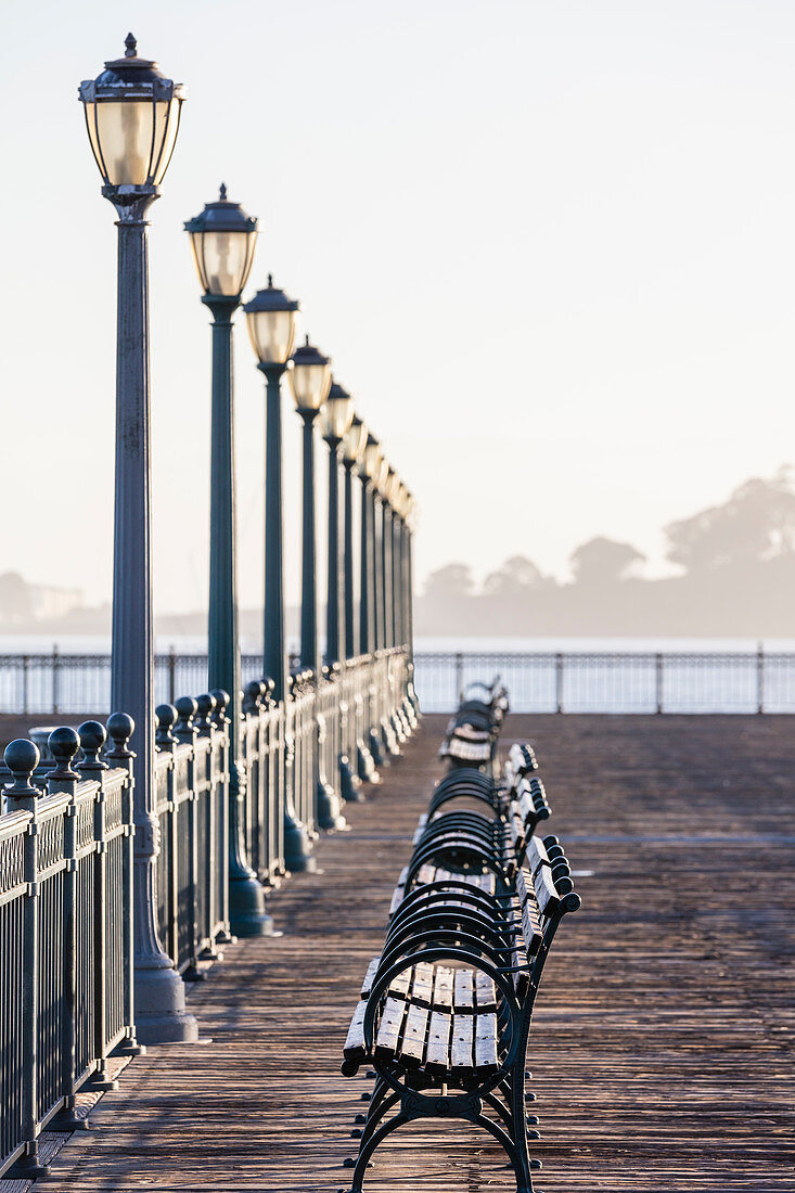 Blick entlang des leeren Piers 7, The Embarcadero, San Francisco, Kalifornien, USA während der Corona-Virus-Krise
