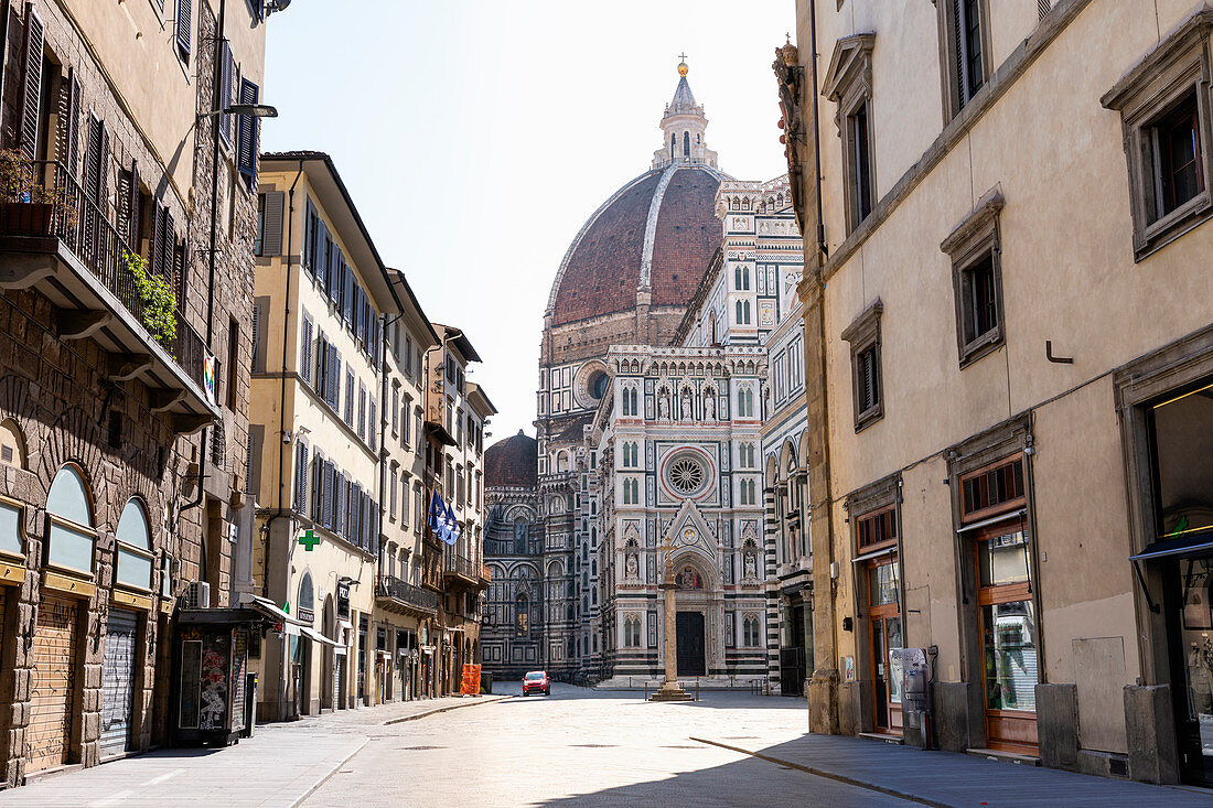 Blick auf eine leere Straße in Richtung des Domes Santa Maria del Fiore in Florenz, Italien während der Corona-Virus-Krise
