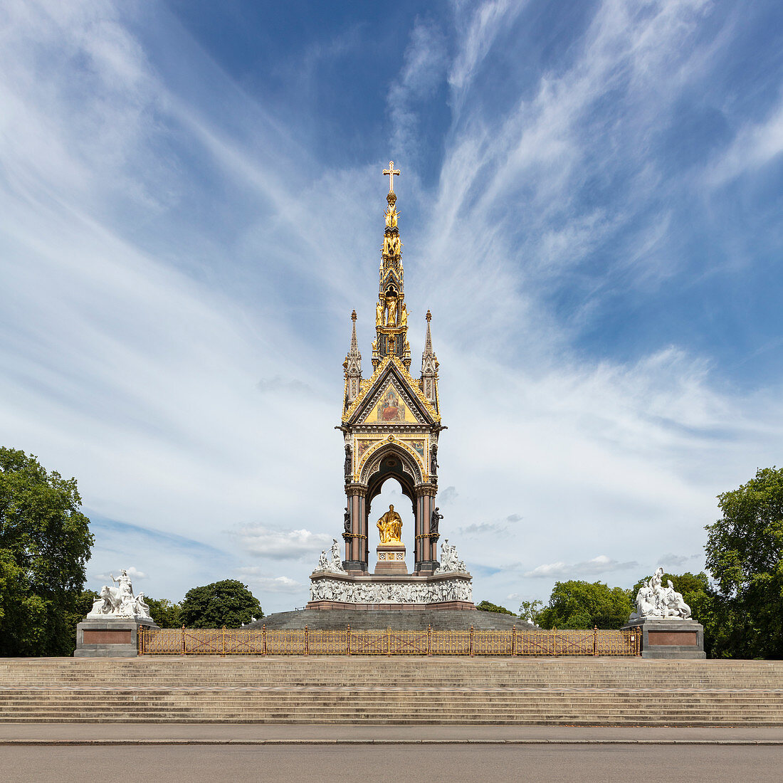 Außenansicht des Albert Memorial, Hyde Park, London, Großbritannien während der Corona-Virus-Krise