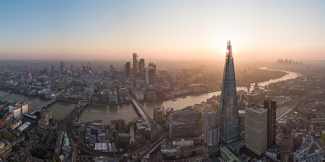 Luftaufnahme vom Wahrzeichen The Shard und der City of London sowie der Themse im Morgengrauen