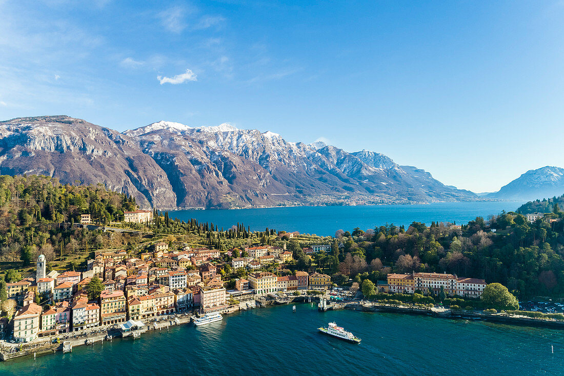 Luftbild über den Comer See, Lombardei, Italien, mit der Stadt Como im Vordergrund.