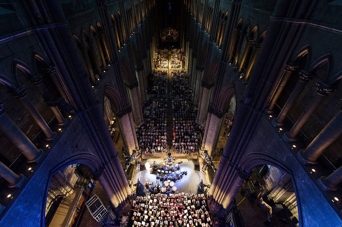 Frankreich, Marne, Reims, Blick auf das Kirchenschiff der Kathedrale, das von der UNESCO zum Weltkulturerbe erklärt wurde, vom Triforium während eines Konzerts