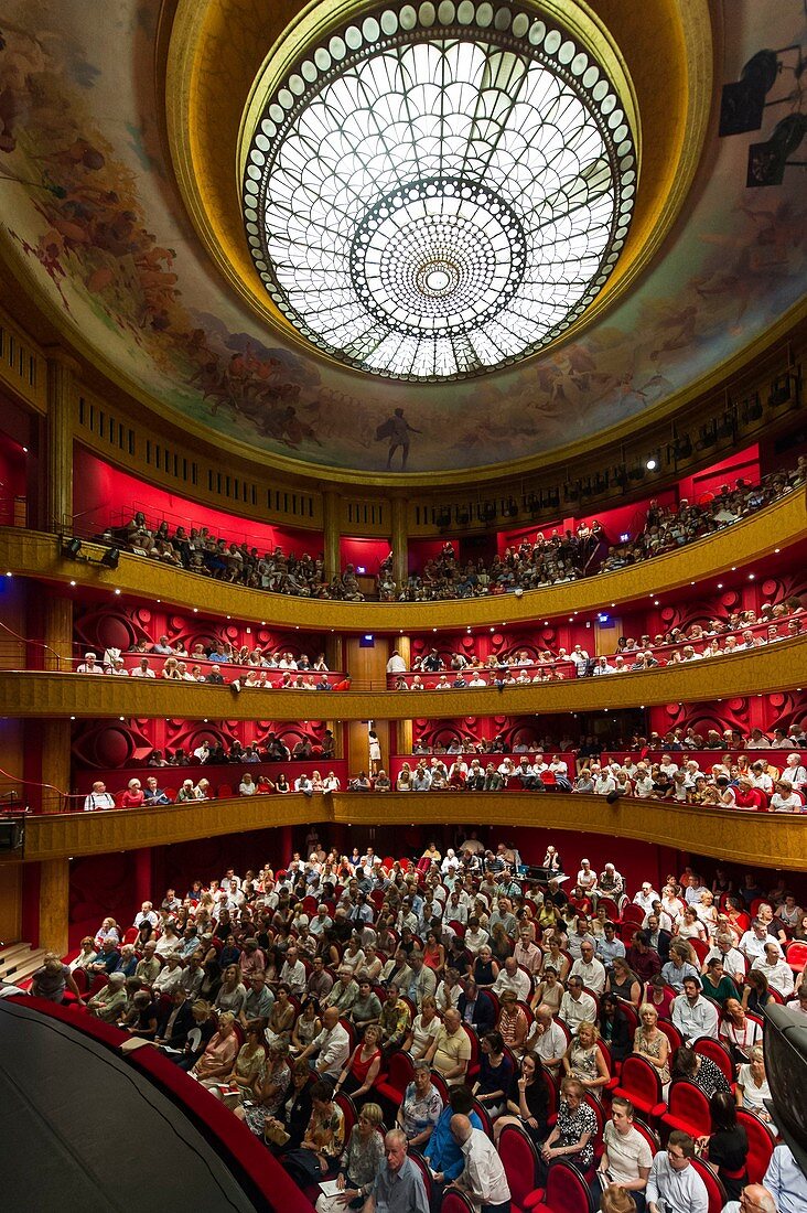 Frankreich, Marne, Reims, überfüllte Oper vor einer Show