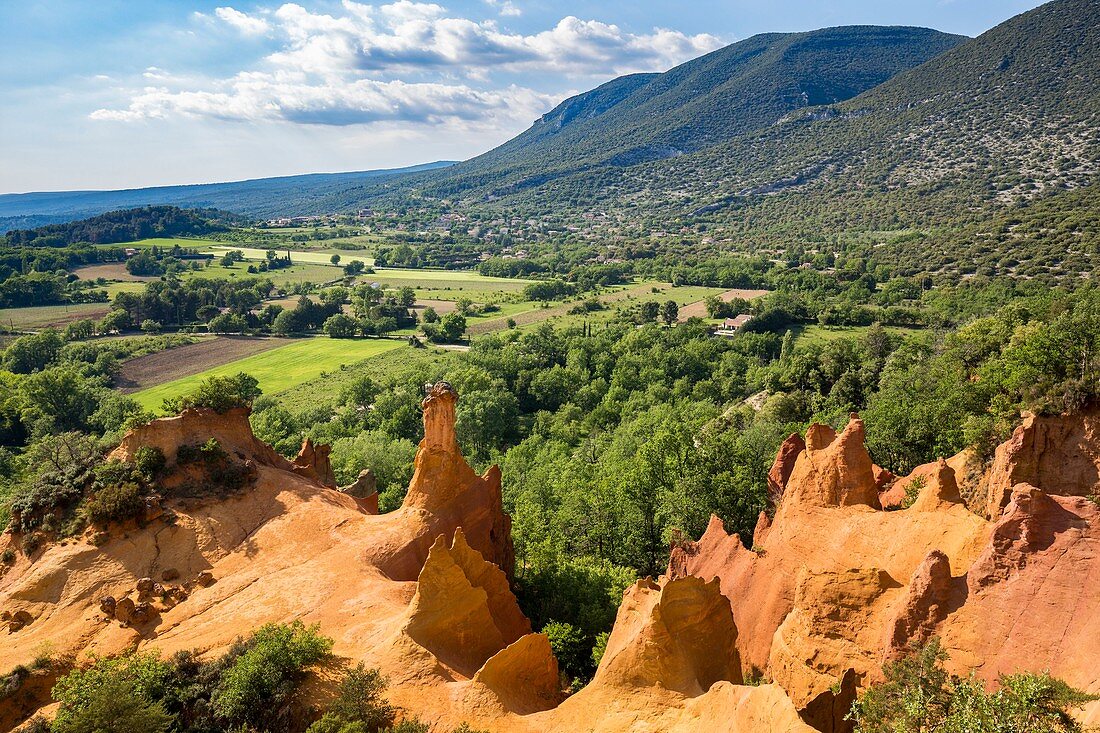 Frankreich, Vaucluse, regionales Naturschutzgebiet von Luberon, Rustrel, provenzalisches Colorado, ehemalige Karrieren von Ocker, Feenkamin