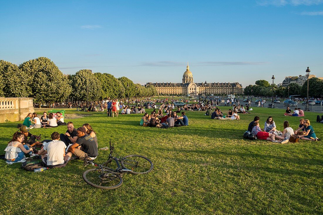 Frankreich, Paris, Esplanade des Invalides, Picknick an Sommerabenden und das Hotel des Invalides im Hintergrund