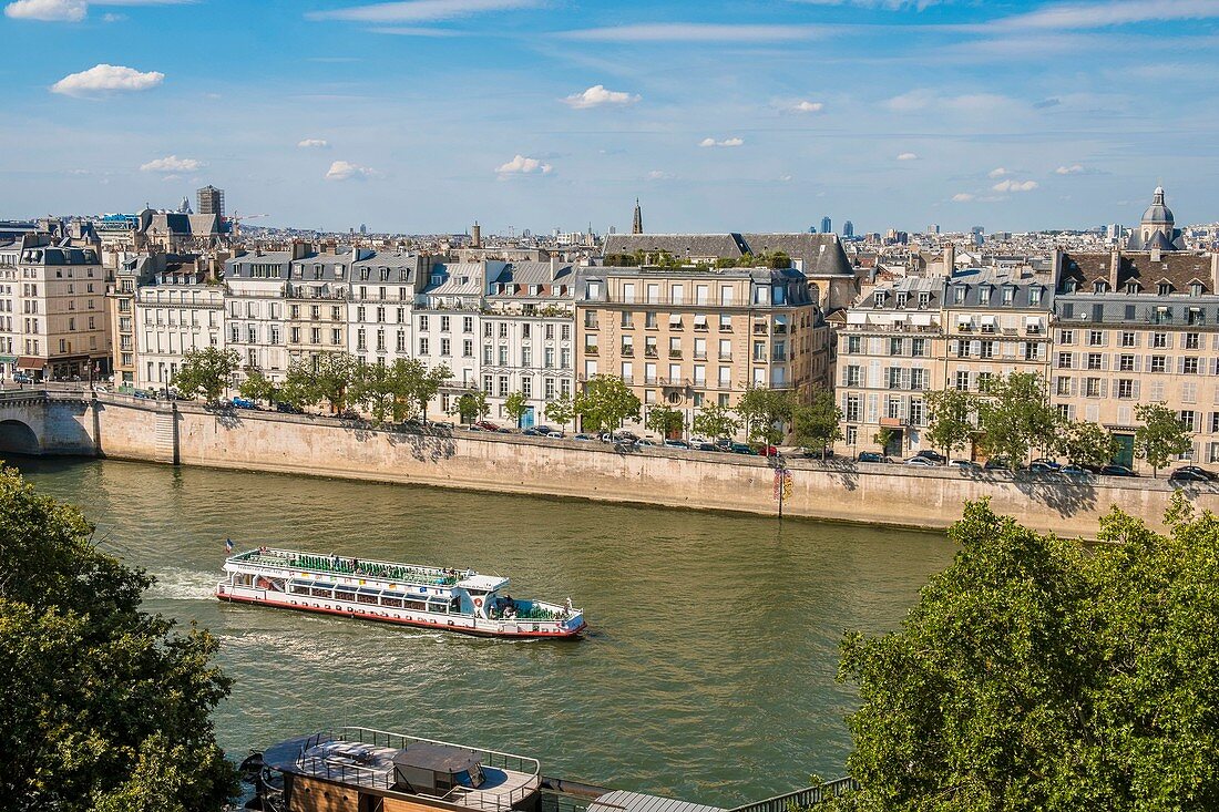 Frankreich, Paris, von der UNESCO zum Weltkulturerbe gehörendes Gebiet, Insel Saint-Louis, Seine-Ufer, Bethune-Kais und ein Boot