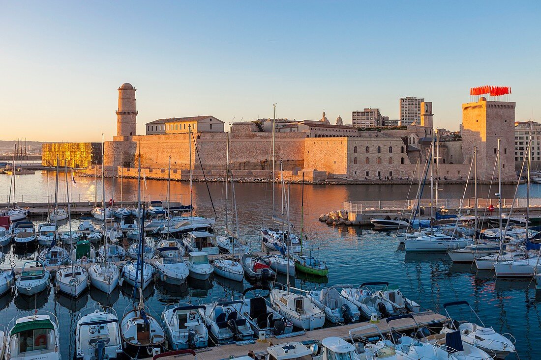 Frankreich, Bouches du Rhone, Marseille, Fort Saint Jean und die Boote des Vieux Port (Alter Hafen)