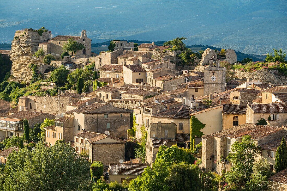 Frankreich, Vaucluse, regionales Naturschutzgebiet von Luberon, Saignon, das Dorf, der Glockenturm