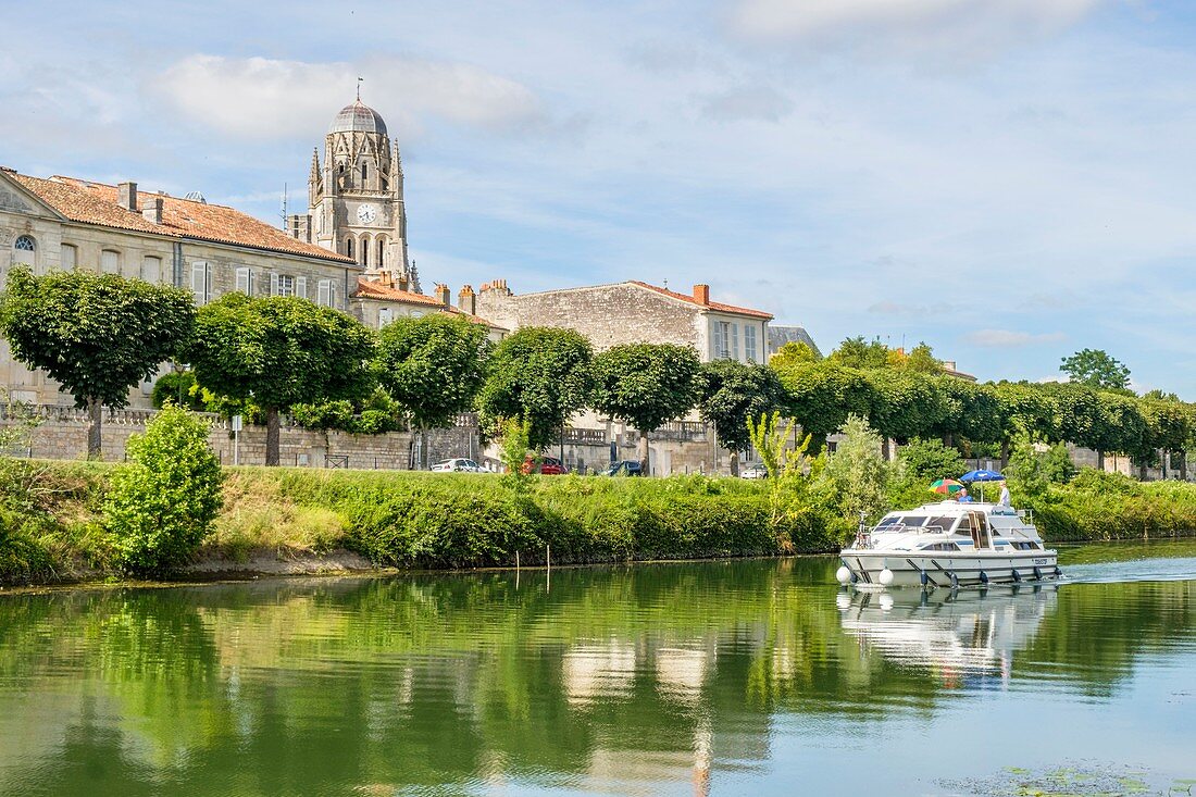 Frankreich, Charente Maritime, Saintonge, Saintes, Kathedrale Saint Pierre und Ufer des Flusses Charente