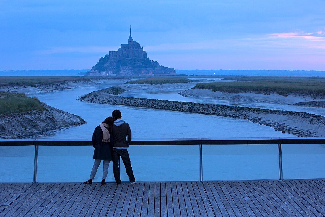 France, Manche, Bay of Mont Saint Michel listed as World Heritage by UNESCO, from the Barrage de la Caserne, couple in love