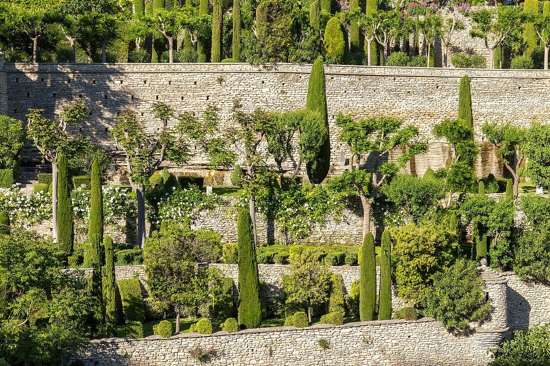 France, Vaucluse, regional natural reserve of Lubéron, Gordes, certified the Most beautiful Villages of France, gardens in floor