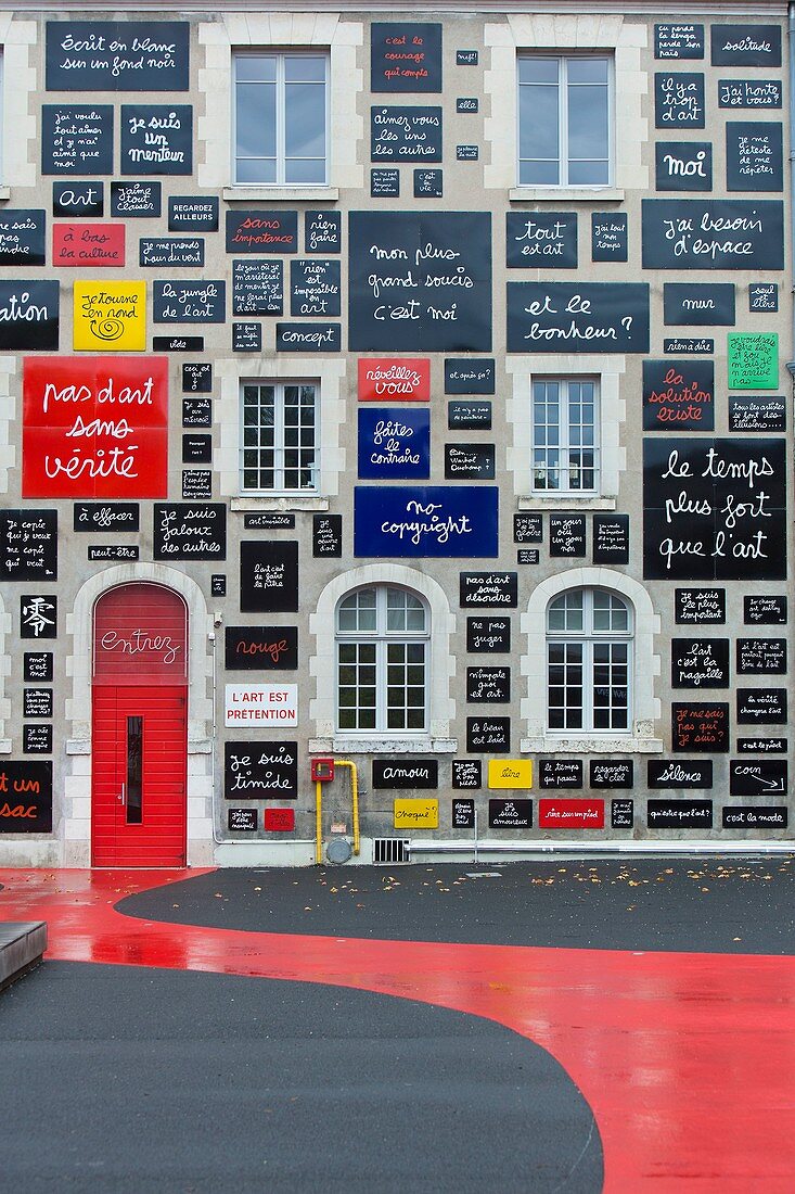 Frankreich, Loir et Cher, Loiretal, von der UNESCO zum Weltkulturerbe erklärt, Blois, Fassade der Fondation du Doute, einem von Ben geschaffenen Zentrum für zeitgenössische Kunst