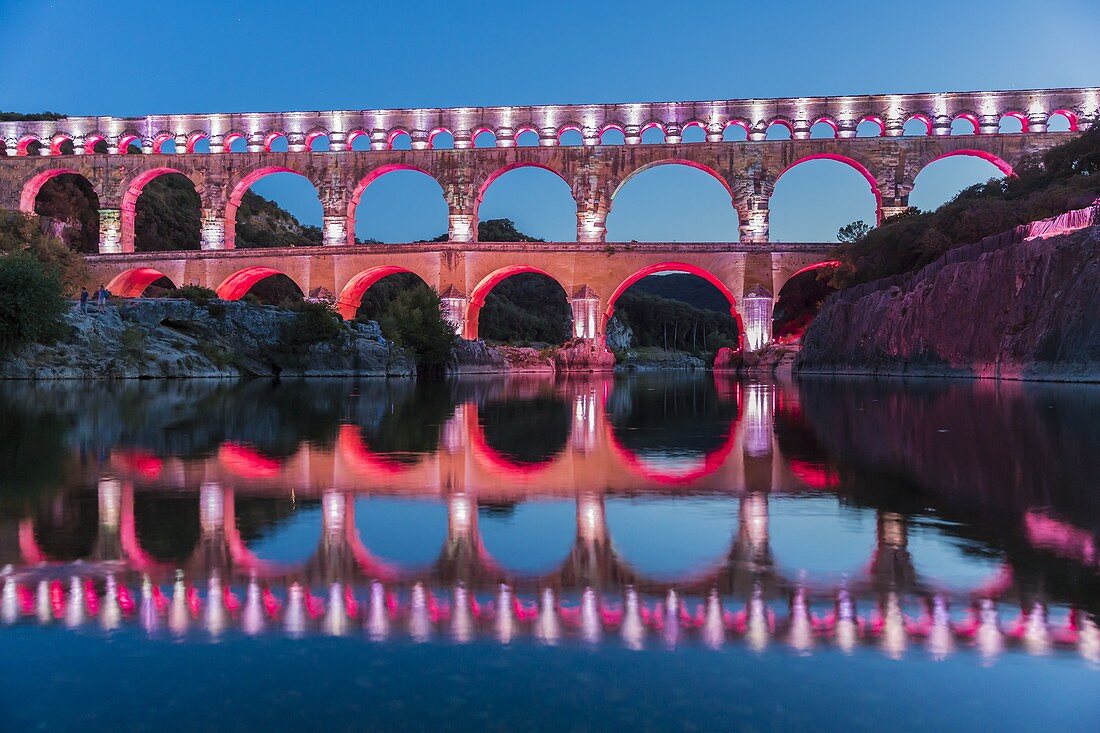 Frankreich, Gard, Vers Pont du Gard, der Pont du Gard, der von der UNESCO zum Weltkulturerbe erklärt wurde, große Stätte Frankreichs, römisches Aquädukt aus dem 1. Jahrhundert, das über den Gardon tritt, Konzeptionslicht von Guillaume Sarrouy