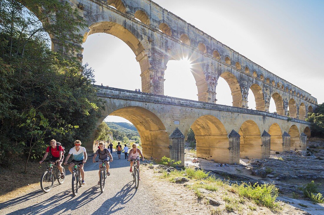 Frankreich, Gard, Vers Pont du Gard, der Pont du Gard, der von der UNESCO zum Weltkulturerbe erklärt wurde, große Stätte Frankreichs, römisches Aquädukt aus dem 1. Jahrhundert, das über den Gardon führt