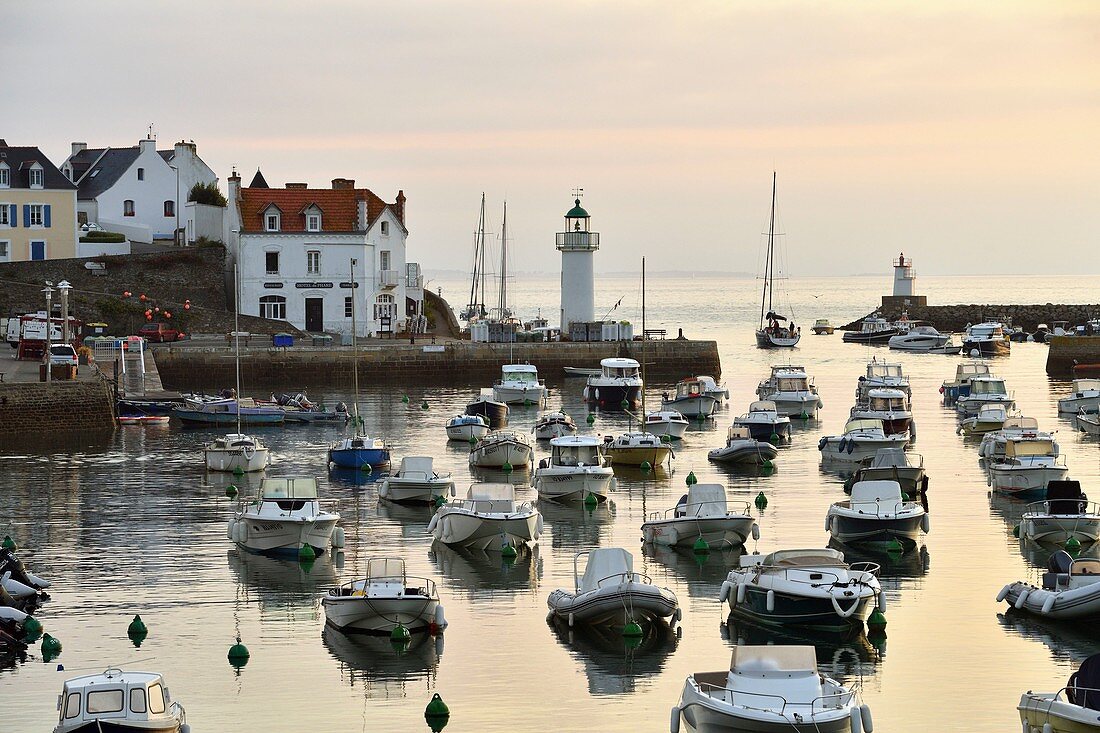 Frankreich, Morbihan, Belle Ile en Mer, Hafen von Sauzon mit Phare Hotel und Leuchtturm