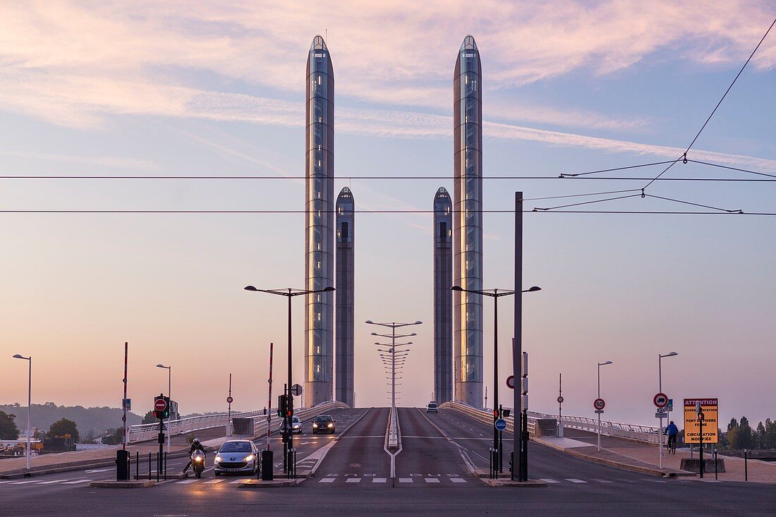 Frankreich, Gironde, Bordeaux, von der UNESCO zum Weltkulturerbe gehörendes Gebiet, Chaban Delmas-Brücke, entworfen von den Architekten Charles Lavigne, Thomas Lavigne und Christophe Cheron