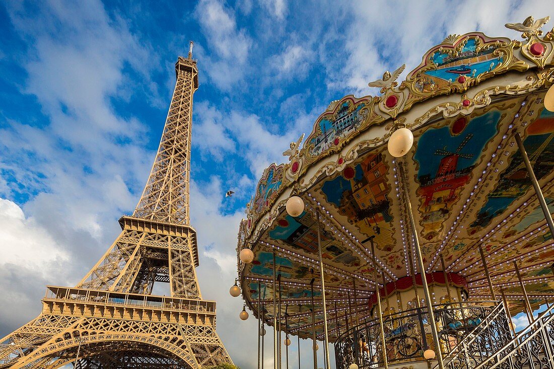 Frankreich, Paris, Gebiet, das von der UNESCO, der antiken Waffenkammer und dem Eiffelturm zum Weltkulturerbe erklärt wurde