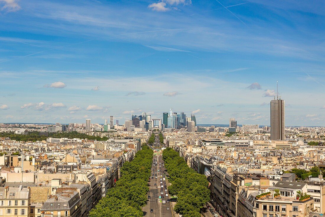 Frankreich, Paris, Blick auf die Avenue de la Grande Armee und La Defense vom Arc de Triomphe