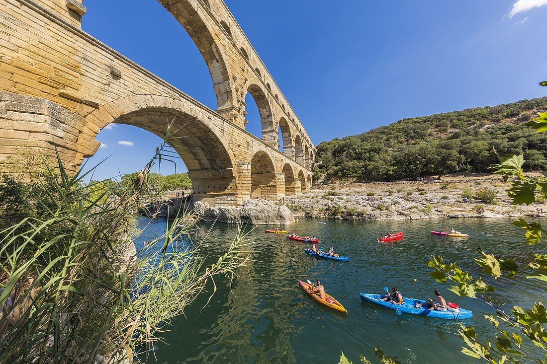 Frankreich, Gard, Vers-Pont-du-Gard, der Pont du Gard, der von der UNESCO zum Weltkulturerbe erklärt wurde, große Stätte Frankreichs, römisches Aquädukt aus dem 1. Jahrhundert, das über den Gardon führt