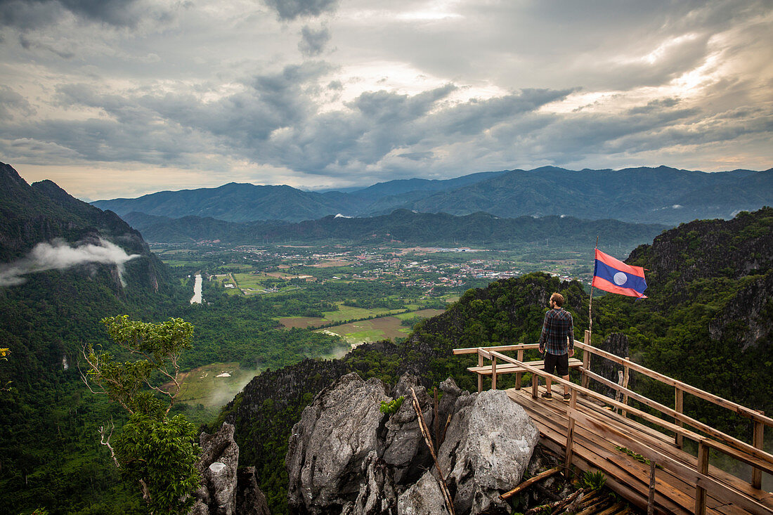 Aussicht auf Karstlandschaft von Vang Vieng, Laos, Asien
