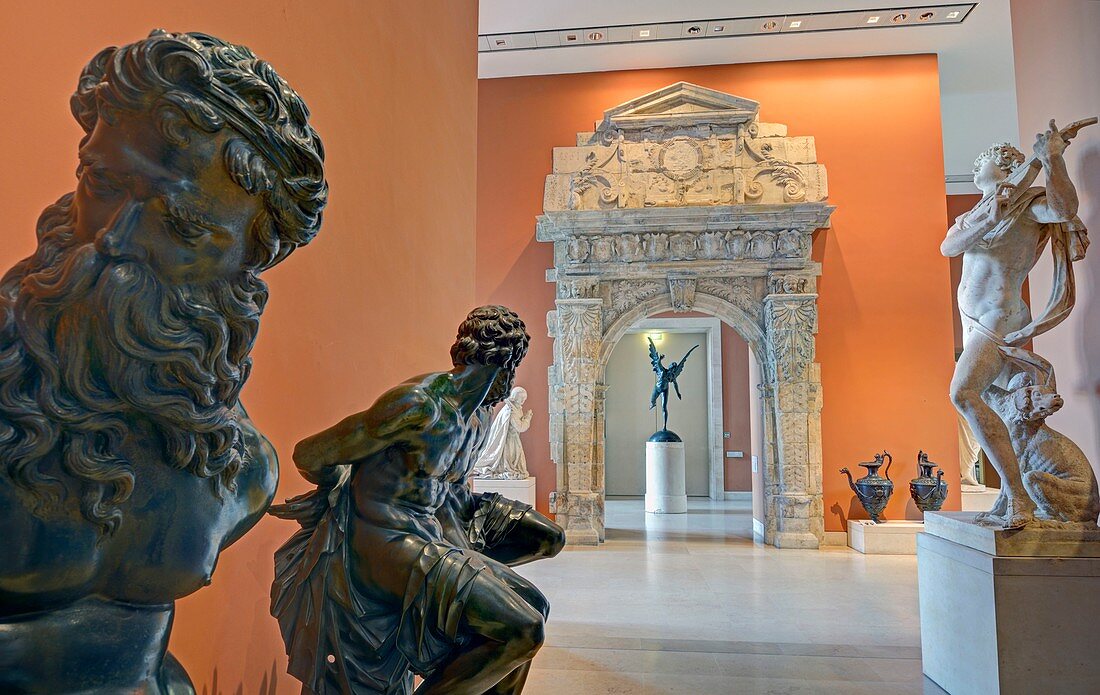 Frankreich, Paris, von der UNESCO zum Weltkulturerbe gehörendes Gebiet, Louvre-Museum, Abteilung für französische Skulpturen, Kunstraum aus dem frühen 16. Jahrhundert mit zwei der vier Gefangenen der Statue von Henri IV. Auf dem Pont Neuf