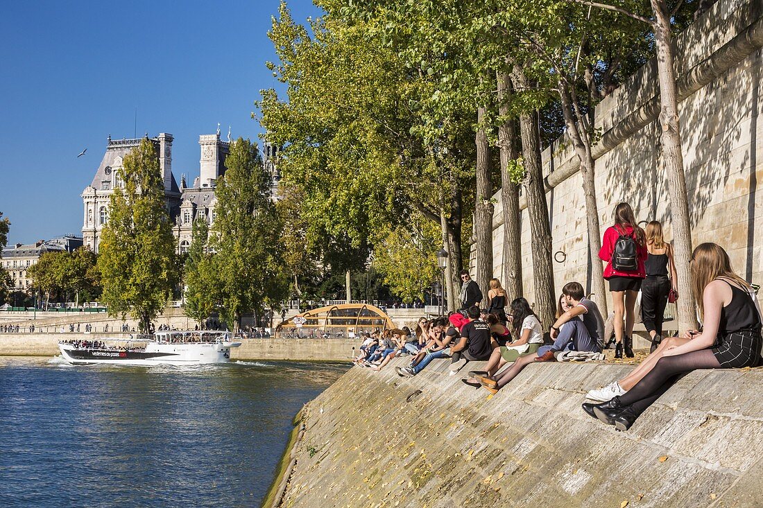 Frankreich, Paris, die Ufer der Seine, die von der UNESCO zum Weltkulturerbe erklärt wurden, der Kai von Orleans mit Blick auf das Rathaus