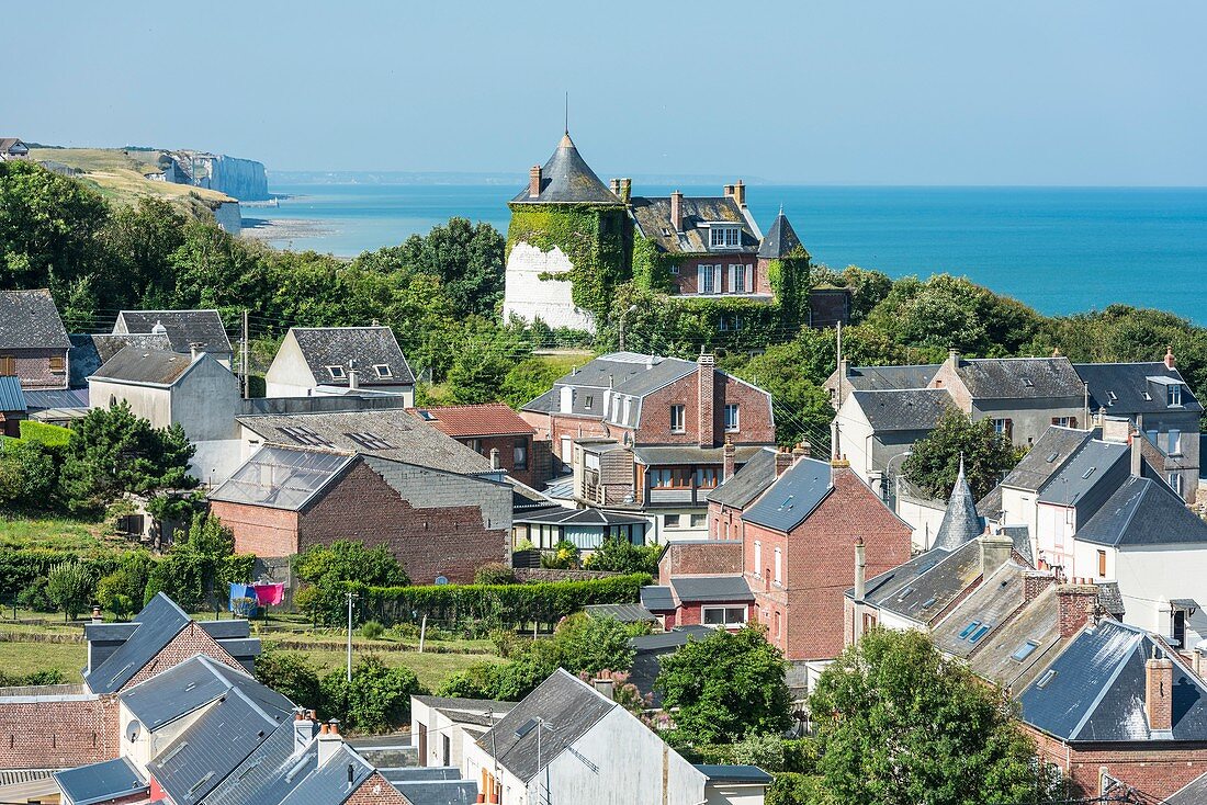 Frankreich, Somme, Ault, das Dorf und die ehemalige Steinwindmühle