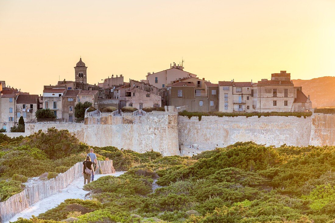 Frankreich, Südkorsika, Bonifacio, die Altstadt oder Hochstadt, Touristen spazieren um die Stadtmauern der Zitadelle